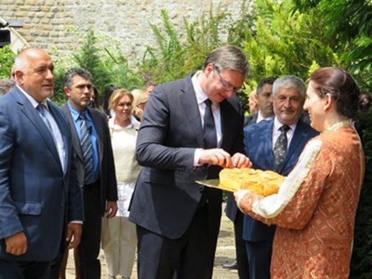 Сръбският президент Вучич и Борисов бяха посрещнати от болярки с хляб и сол СНИМКА: Дима Максимова