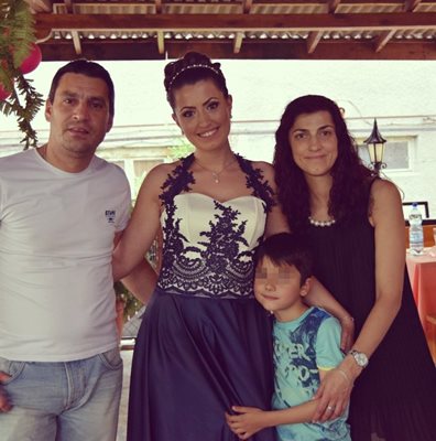 Майор Терзиев заедно със семейството си.