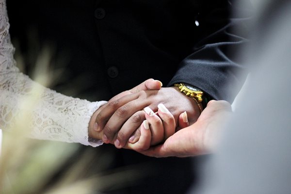 Все повече младоженци предпочитат скъп часовник вместо пръстен.