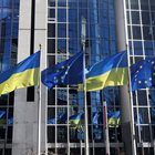 Знамената на ЕС и Украйна се веят пред сградата на Европейския парламент в Брюксел. 