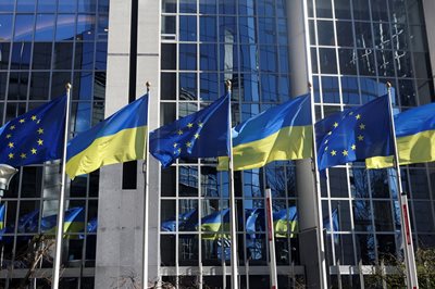 Знамената на ЕС и Украйна се веят пред сградата на Европейския парламент в Брюксел.  СНИМКА: РОЙТЕРС
