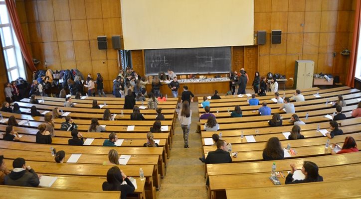 Студентите в Софийския университет следят говоренето на политиците.