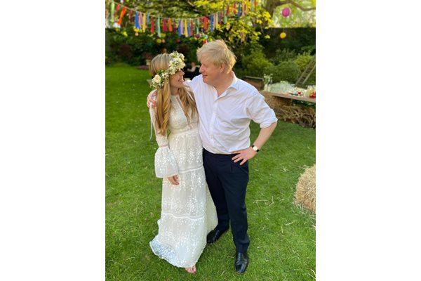 Британският премиер Борис Джонсън се ожени за своята трета съпруга според най-новите сватбарски тенденции.