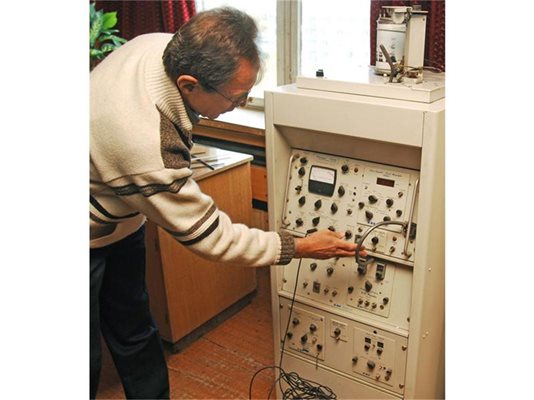 Инж. Иван Сивриев показва старата апаратура, която са заменили с компютърна и с испански софтуер за 60 000 евро. 
СНИМКИ: ХРИСТО РАХНЕВ