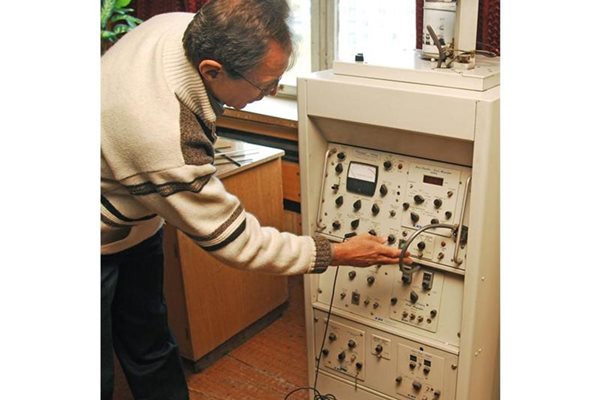 Инж. Иван Сивриев показва старата апаратура, която са заменили с компютърна и с испански софтуер за 60 000 евро. 
СНИМКИ: ХРИСТО РАХНЕВ