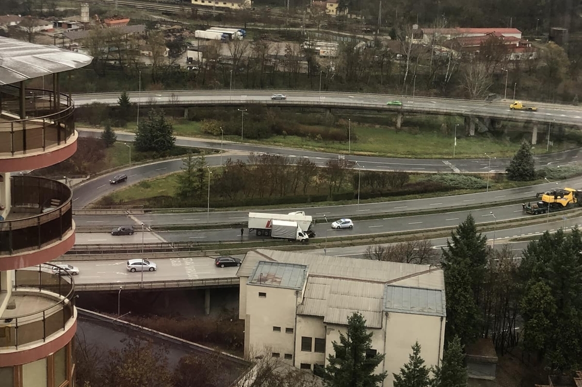 Верижна катастрофа блокира Южния пътен възел във Велико Търново