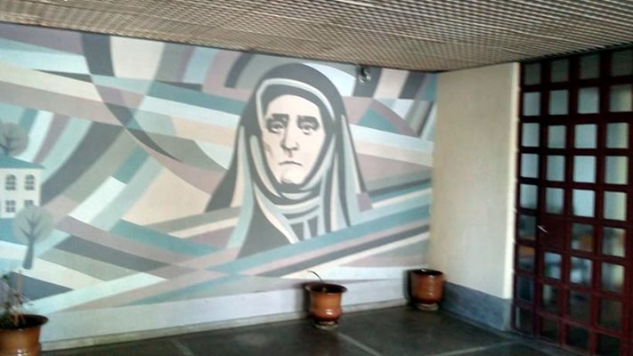 Ликът на Анастасия е изрисуван върху стена в училището