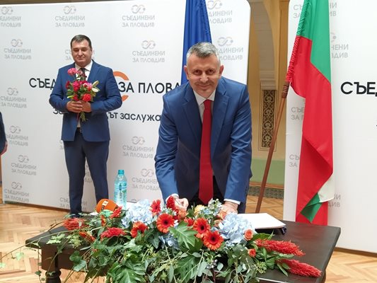 Георги Тикюков от "Кауза България" подписва коалиционното споразумение на "Съединени за Пловдив".