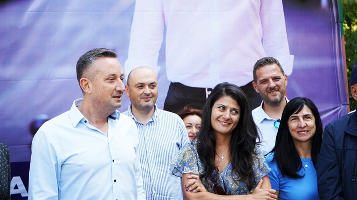 Д-р Асен Ангелов с част от кандидатите за общински съветници