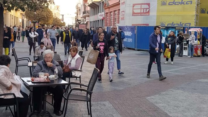 Народът в Пловдив яде, пие и се разхожда в изборния ден.