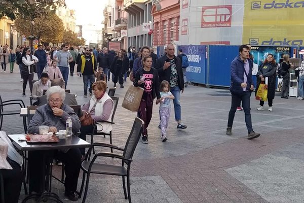 Народът в Пловдив яде, пие и се разхожда в изборния ден.