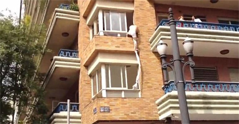 Мъжът се изнизва през прозореца, докато на балкона мъжът и жената се карат жестоко