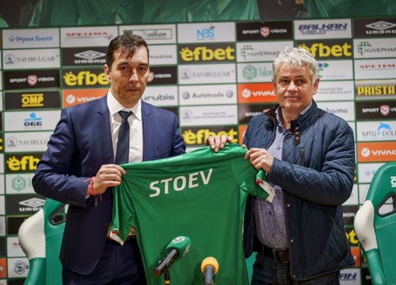 Стойчо Стоев получи фланелка със своето име от изпълнителния директор на клуба Ангел Петричев. Снимка официален сайт на "Лудогорец"