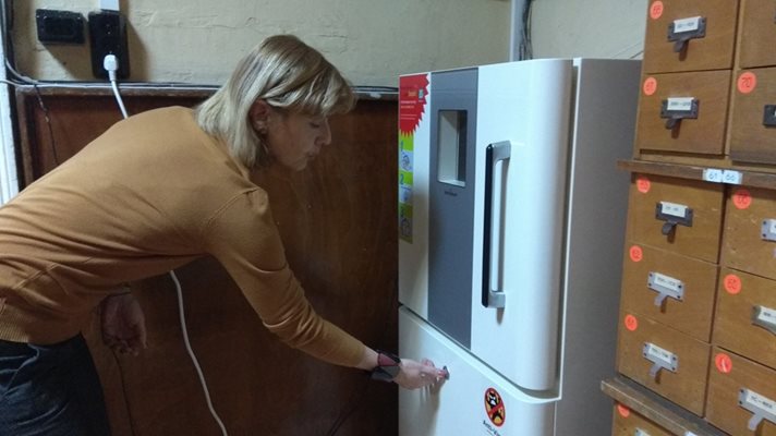 Директорката на библиотеката Мария Бенчева демонстрира как работи уредът - само с натискане на едно копче.