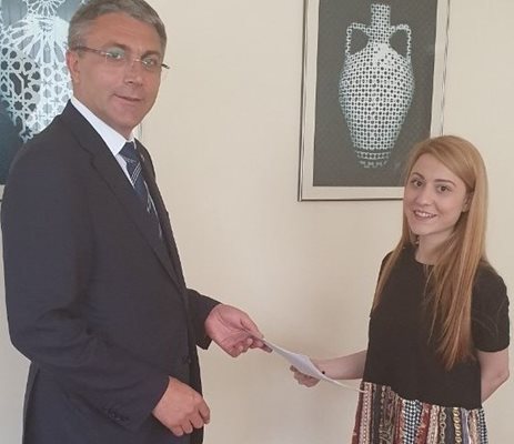 Председателят на ДПС Мустафа Карадайъ получи проекта от репортера на “24 часа” Румина Димитрова.