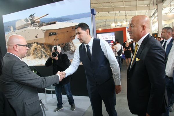 Кметът на Пловдив Иван Тотев се ръкува с мениджъра от Patria Яне Пулкинен.