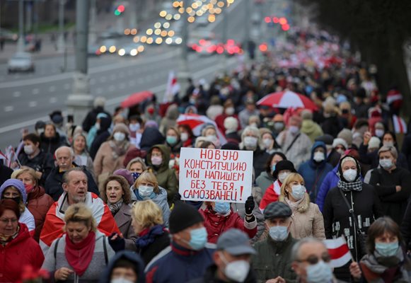 Протестите в Беларус започнаха след президентските избори през август м.г., на които Лукашенко бе преизбран чрез измами според демонстрантите. СНИМКА: Ройтерс