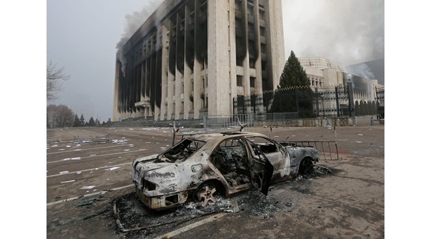Изгорени коли осеяха столицата Нурсултан (Алмати).