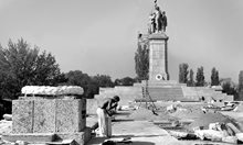 Паметникът на Съветската армия кух отвътре, постаментът - по-висок от предвиденото (Уникални снимки)