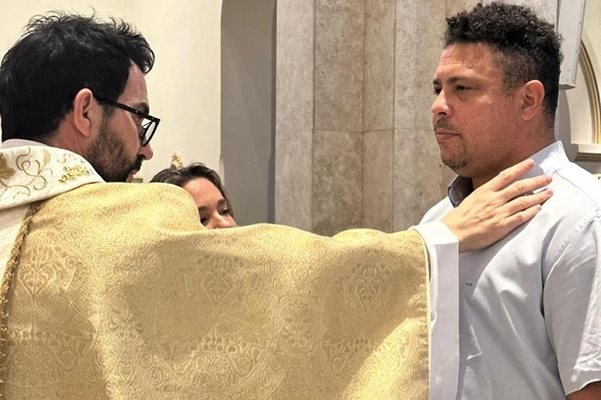 Поп кръщава Роналдо в църква в Сао Пауло