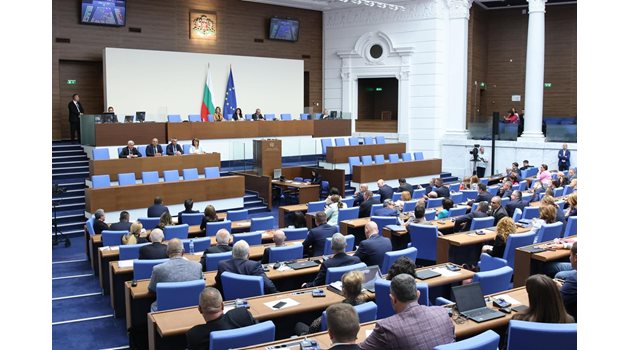 Пленарната зала далеч не бе празна, но някои от парламентарните групи не се регистрираха, за да няма кворум.