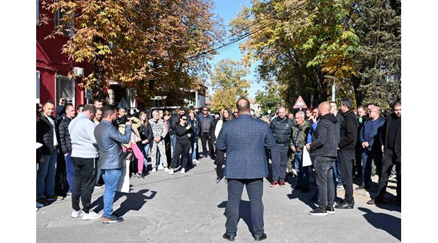 Десетки жители на Катуница излязоха на протест пред кметството заради горящото депо с утайки, което обгазява селото две седмици.