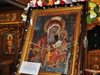 Стотици се докоснаха до чудотворната икона на „Света Богородица“ от Украйна в Клисурския манастир

