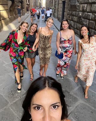  Кити Спенсър с приятелките си във Флоренция