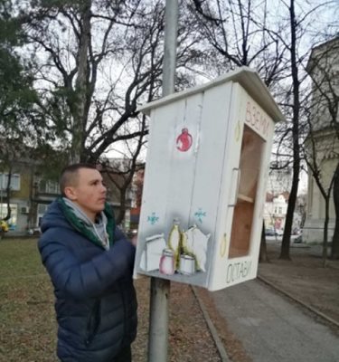Цветомир Цветанов пред кутията за дарения
СНИМКА: РАДИО ВИДИН