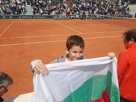 Българският талант в тениса Симеон Луканов бе сред феновете на Виктория Томова на мача.