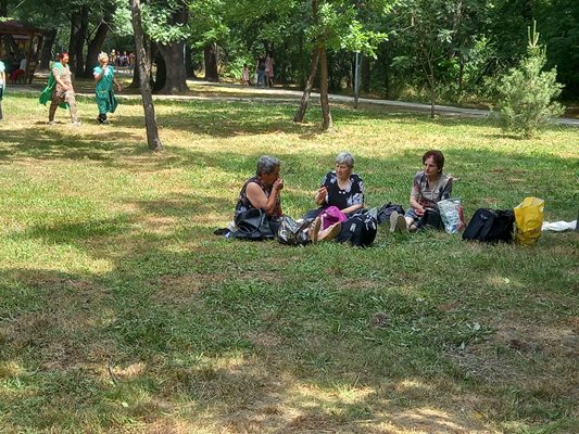 Пенсионерки седнаха на тревата да си отдъхнат и да послушат народна музика.