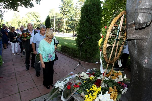 Хората се редяха на опашка, за да се поклонят пред паметника в центъра на града