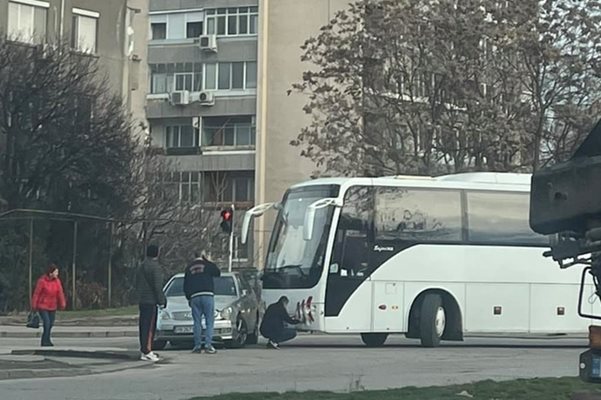 Двете превозни средства са се ударили на кръстовище. Снимка: I see you KAT Пловдив