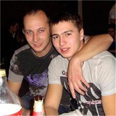 Снимка: Фейсбук 
22-годишният Николай със свой приятел