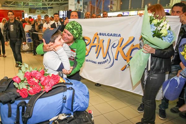 Алпинистът целува сина си при завръщането в България.