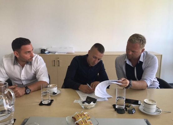 Горалски подписва контракта си с "Лудогорец". Снимка ludogorets.com