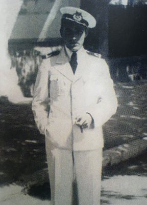 В капитанска униформа по времето, когато корабът “Бреза” прави секретната доставка за Алжир.