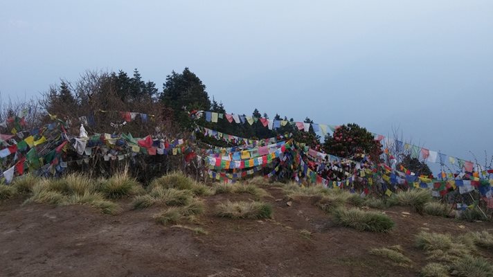 Навсякъде по пътя имаше висящи молитвени знамена. Тези на снимката са на връх Пуунхил (3210 м).
