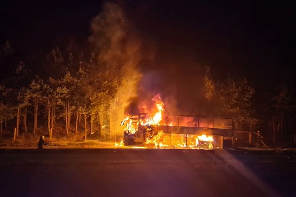 Автобус изгоря на магистрала "Тракия" до Вакарел СНИМКА: Найден Тодоров