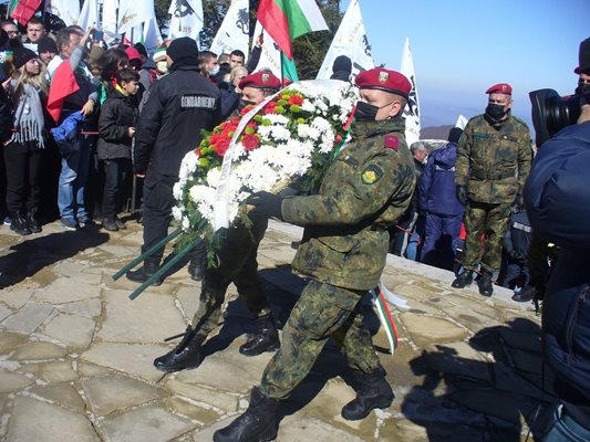  Военни участваха в тържеството на връх Шипка днес, въпреки че домакините от община Габрово обявиха, че военните ритуали на върха се отменят заради коронавируса. 
