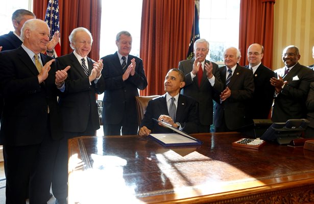 Бившият американски президент Барак Обама подписва закона “Магнитски” през 2012 г.

СНИМКА: РОЙТЕРС