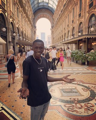 Сенегалецът обича да се разхожда в Милано.