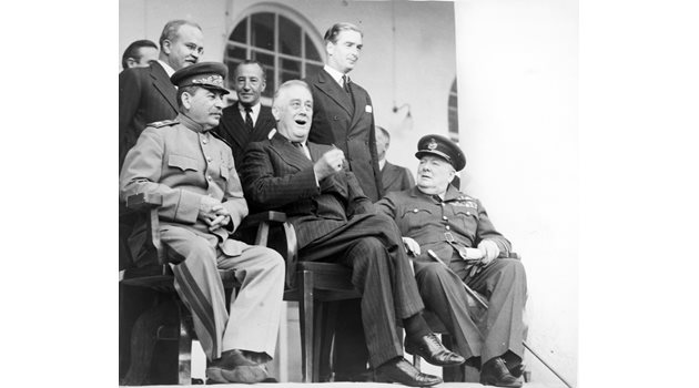 Лидерът на СССР Йосиф Сталин, президентът на САЩ Франклин Делано Рузвелт и премиерът на Великобритания Уинстън Чърчил на конференцията в Техеран в края на 1943 г. СНИМКА: УИКИМЕДИЯ