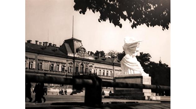 Статуята на Републиката е издигната на пиедестал точно срещу царския дворец, но през 1948 г. столичната управа я премахва