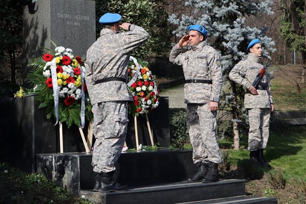 Военнослужещи пред паметника на Васил Левски в Пловдив.


Снимки: община:Пловдив