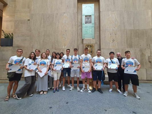 Младите преподаватели се наредиха за обща снимка в общината.