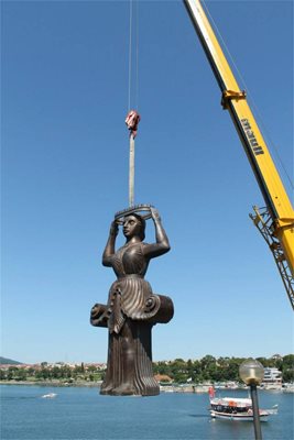 Момент от монтирането на статуята фар. Кметът на Царево Георги Лапчев е уверен, че тя ще се превърне в любим символ на местни и туристи. Снимки: Тони Щилянова