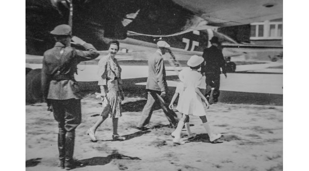 ИЗПРАЩАНЕ: Полк. Георги Дреников (в кръгчето) отдава чест на царя и царицата на летището, преди самолетът на Хитлер да се върне в Германия. До тях са Симеон и Мария Луиза.