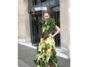 Верига магазини в Лондон облече красавици в одежди от зеленчуци 
насред Лондон