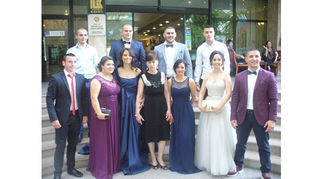 Достойната Мария /втората отляво надясно/ със своя 12 "В" клас от Спортното училище "Тодор Каблешков" в Стара Загора.